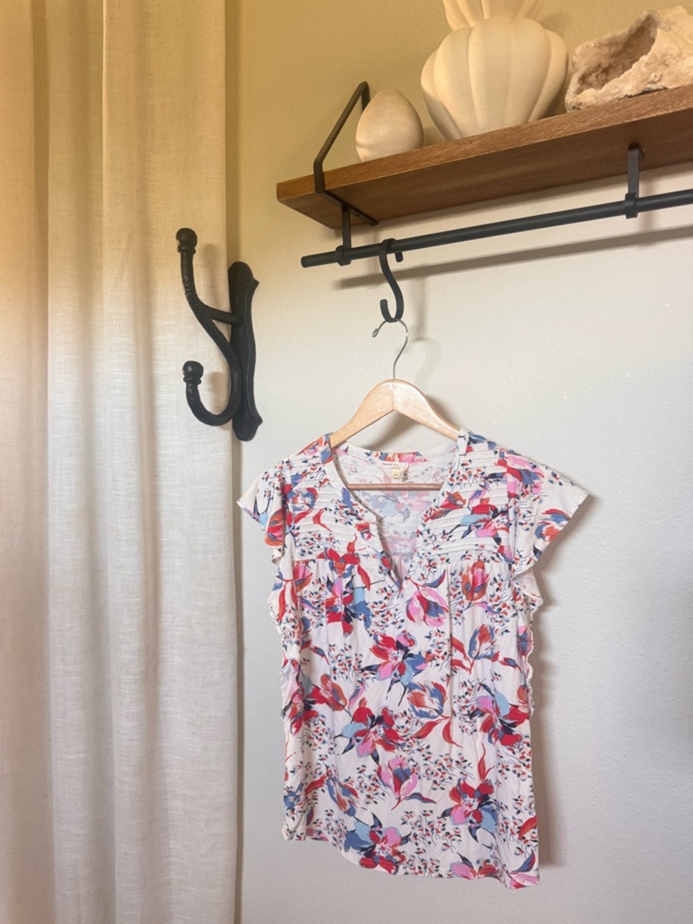 Anthropologie Meadow Rue Size XS White Floral V-Neck Flutter Sleeve Boho Top